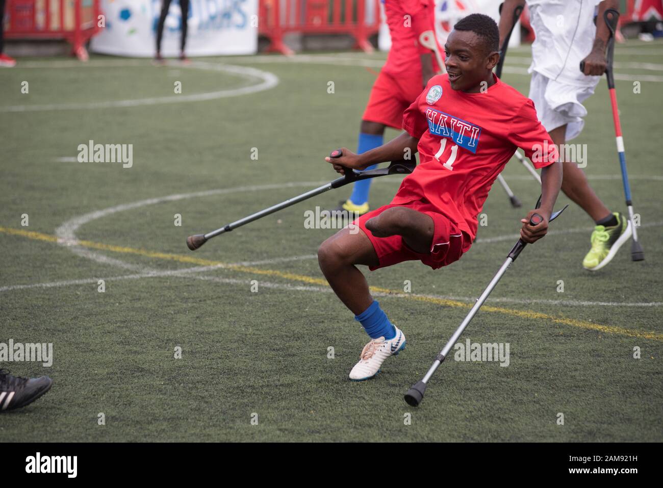 Saint Domingue Republique Dominicaine 12 Janvier Un Joueur De Football De L Equipe D Haiti Victime Du Seisme De 10 Attaque L Objectif De L Equipe Dominicaine Dans Le Cadre De L Evenement Deux Bequilles Et Une