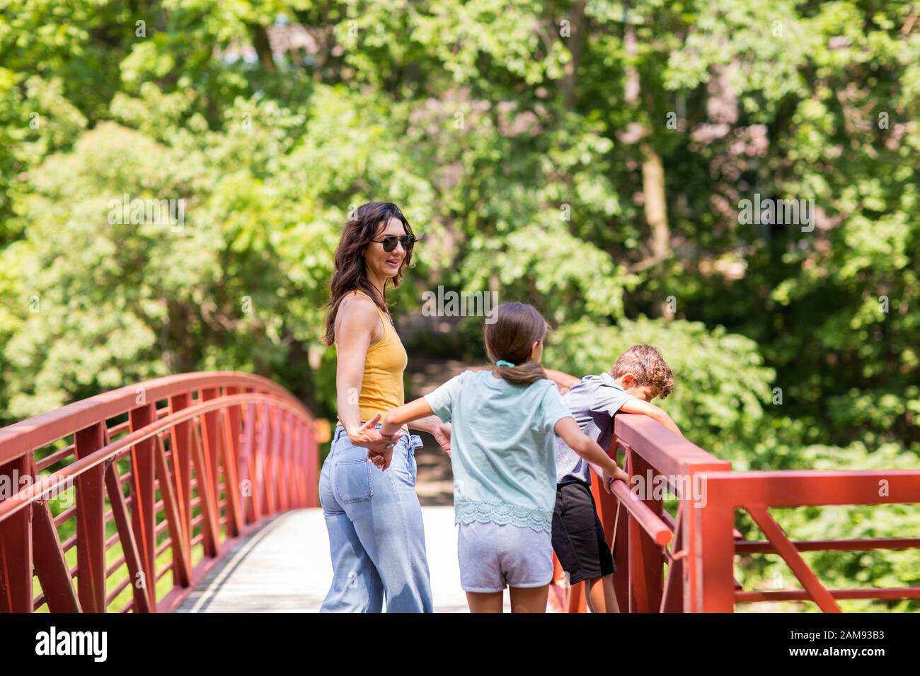 Portrait d'une femme debout sur un pont avec ses enfants. Banque D'Images