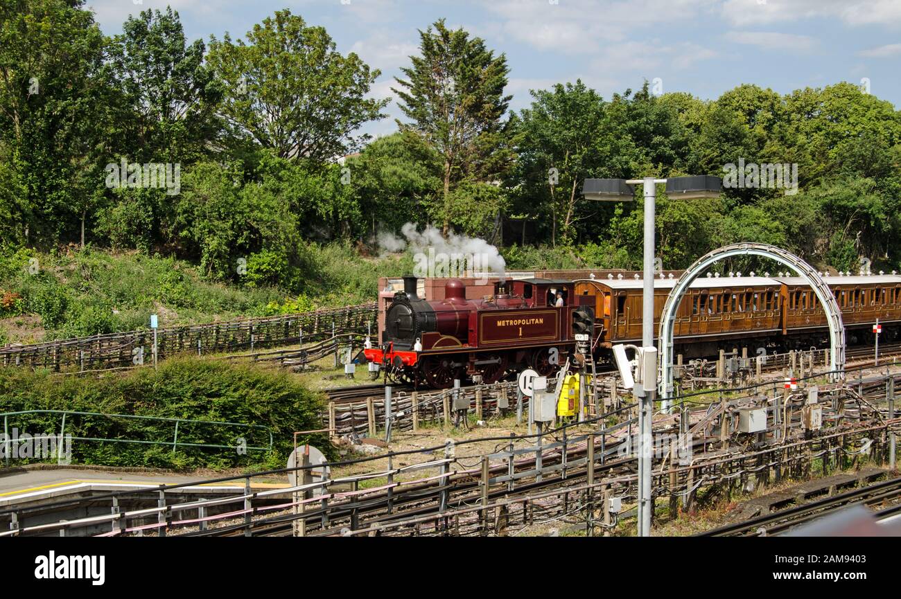 Londres, Royaume-Uni - 22 juin 2019 : le moteur à vapeur historique Metropolitan 1 - le dernier train à vapeur à utiliser le marquage District Line de Londres 15 Banque D'Images