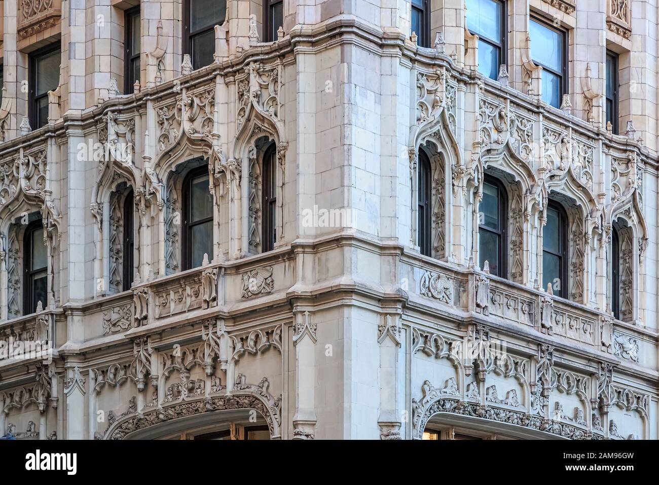 Détails architecturaux néo-gothiques ornés de couronnes de fenêtres du bâtiment Woolworth du début du XXe siècle sur Broadway à Tribeca Manhattan, New York Banque D'Images