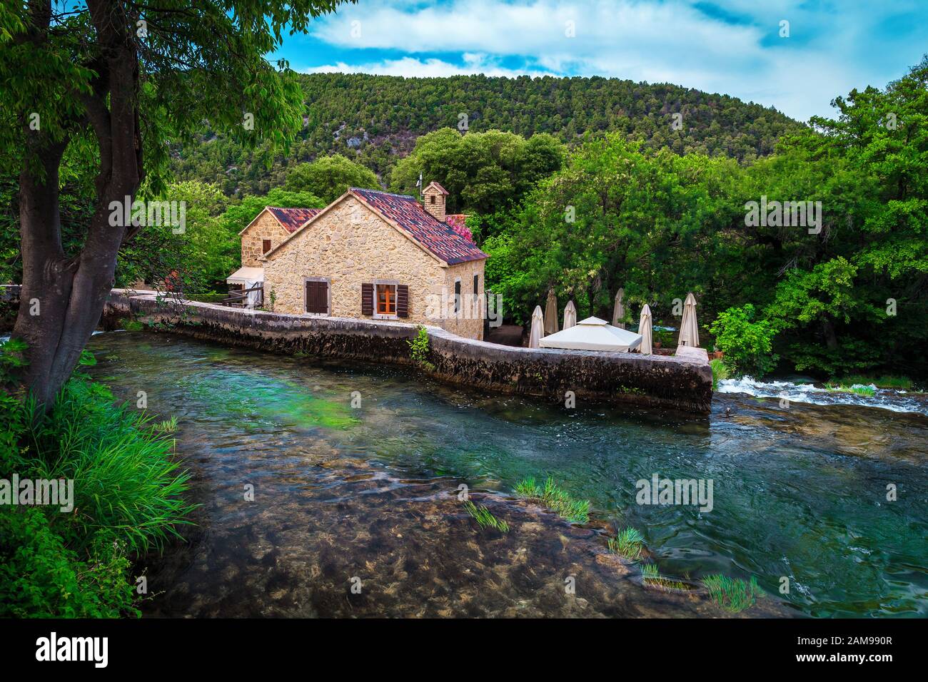 Populaire emplacement touristique et de randonnée méditerranéen avec les chutes d'eau de Krka. Brook avec cascades et maison en pierre près de la station touristique de Sibenik, Dalmatie, Banque D'Images