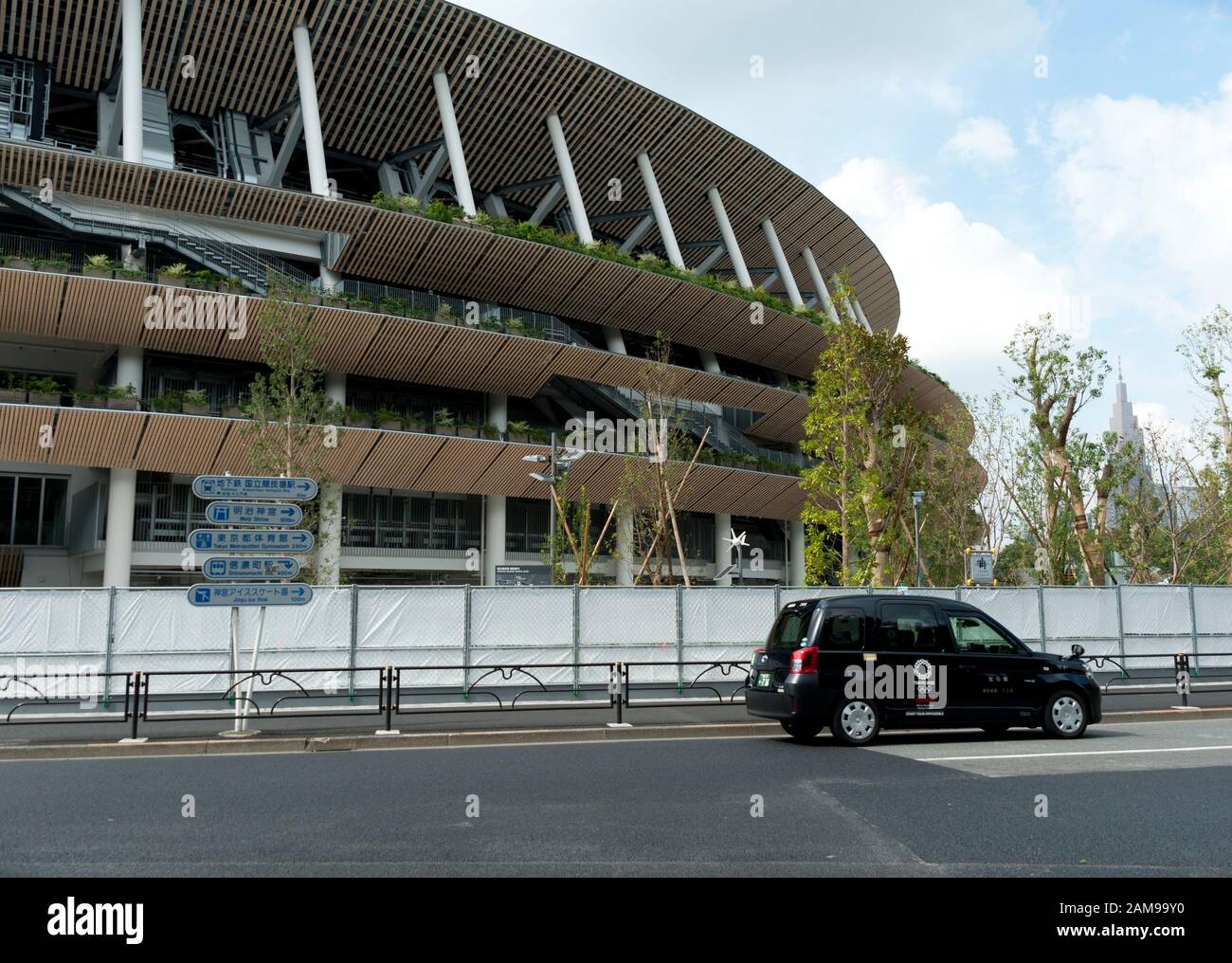 SHINJUKU CITY, TOKYO, JAPON - 30 SEPTEMBRE 2019: Vue partielle du nouveau stade national de Tokyo en construction pour les Jeux Olympiques d'été 2020. Banque D'Images