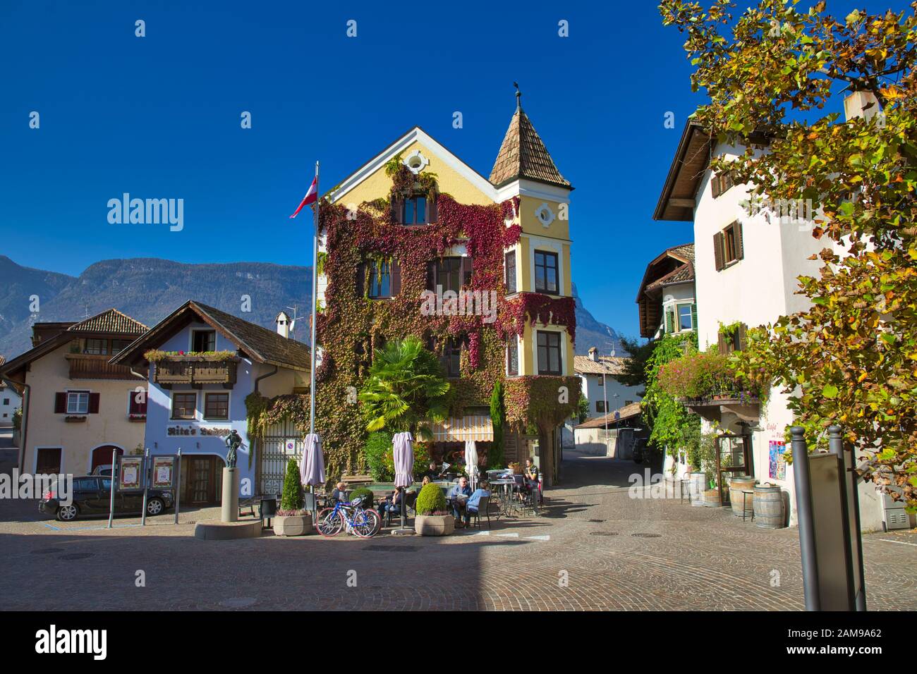 Place centrale du village de Girlan, Eppan an der Weinstraße, dans le Tyrol du Sud Banque D'Images