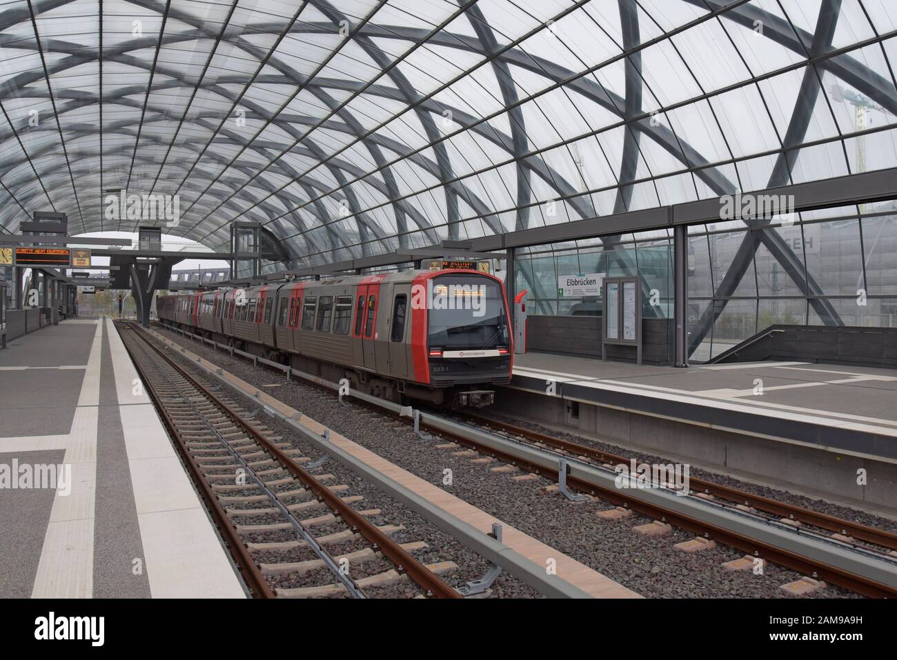 Nouveau bâtiment de la station de métro U-Bahn à Elbbrücken près des ponts de theElbe, Hambourg. Ouvert En Décembre 2018. Une passerelle surélevée relie les stations de métro et de train urbain Banque D'Images