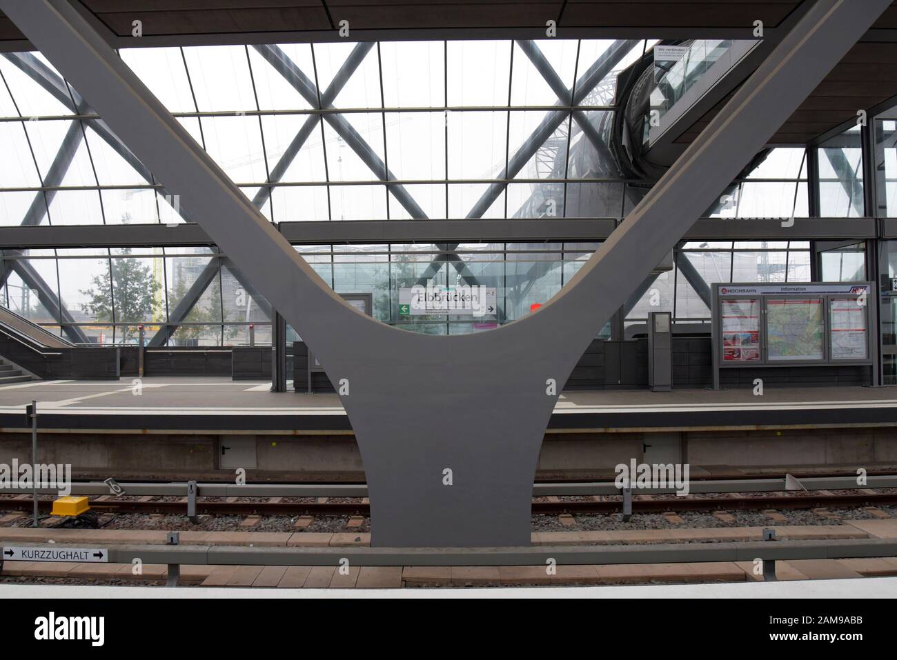 Nouveau bâtiment de la station de métro U-Bahn à Elbbrücken près des ponts de theElbe, Hambourg. Ouvert En Décembre 2018. Une passerelle surélevée relie les stations de métro et de train urbain Banque D'Images