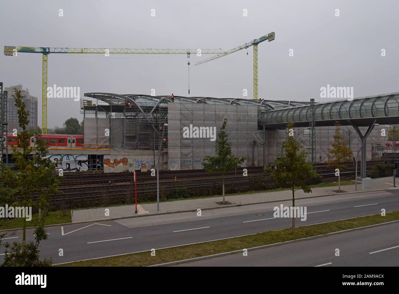 Nouveau bâtiment de la station de métro U-Bahn à Elbbrücken près des ponts de theElbe, Hambourg. Ouvert En Décembre 2018. Une passerelle surélevée relie les stations de métro et de train urbain Banque D'Images