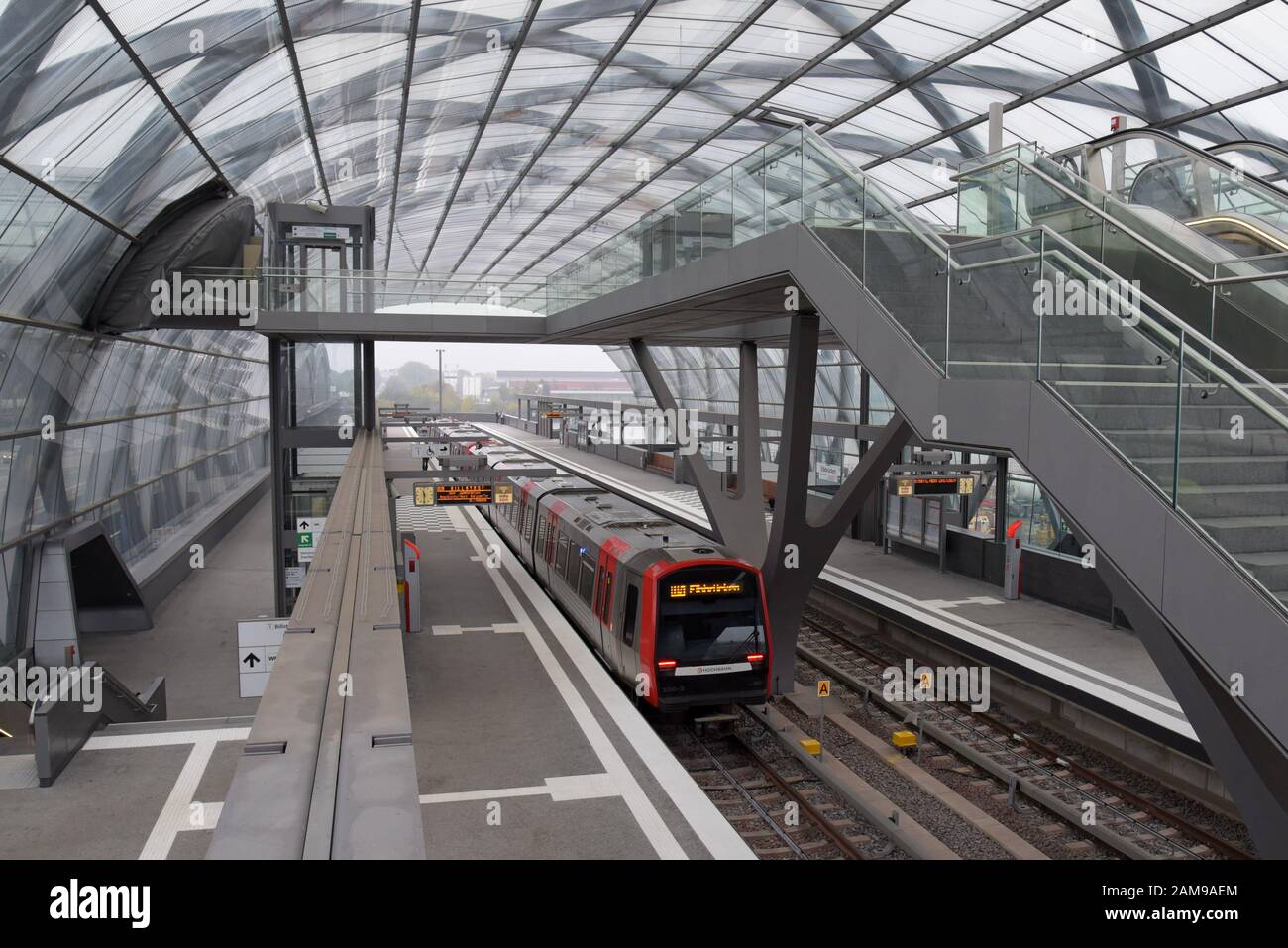 Nouveau bâtiment de la station de métro U-Bahn à Elbbrücken près des ponts de theElbe, Hambourg. Ouvert En Décembre 2018. Une passerelle surélevée relie les stations de métro et de train urbain Banque D'Images