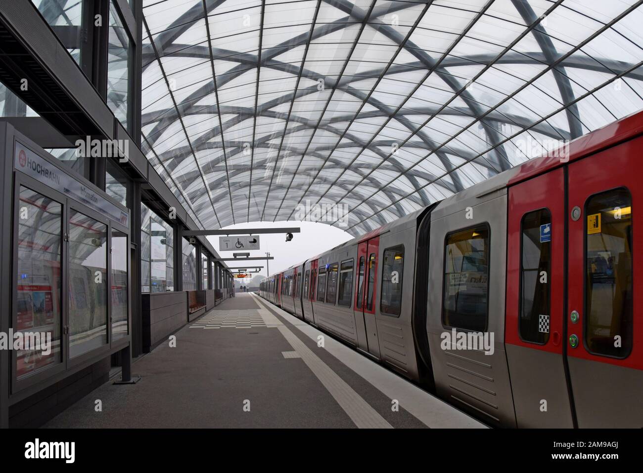 Nouveau bâtiment de la station de métro U-Bahn à Elbbrücken près des ponts de theElbe, Hambourg. Ouvert En Décembre 2018. Une passerelle surélevée relie les stations de métro et de train urbain Banque D'Images