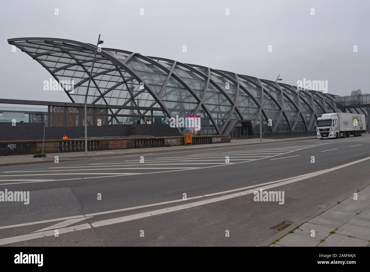 Nouveau bâtiment de la station de métro U-Bahn à Elbbrücken près des ponts de theElbe, Hambourg. Ouvert En Décembre 2018. Une passerelle surélevée relie les stations de métro et de train urbain Banque D'Images