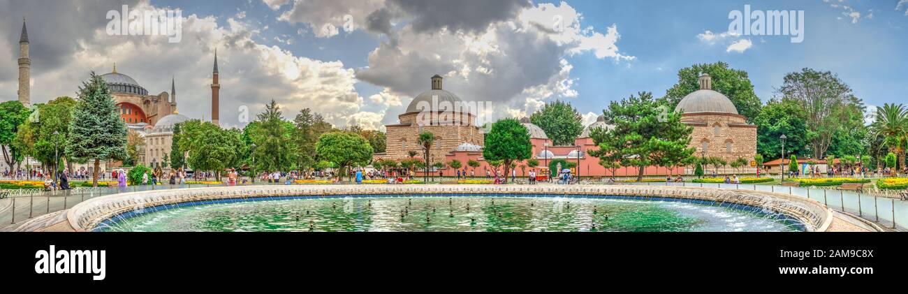 Istanbul, Turquie – 07.12.2019. Musée Hagia Sophia avec fontaine dans le parc Sultan Ahmed, Istanbul, Turquie, lors d'une journée d'été nuageux Banque D'Images