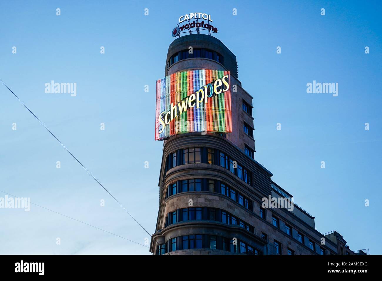 Madrid, ESPAGNE, 26 DÉCEMBRE 2019 : célèbre édifice Scheweppes à Gran Via Banque D'Images