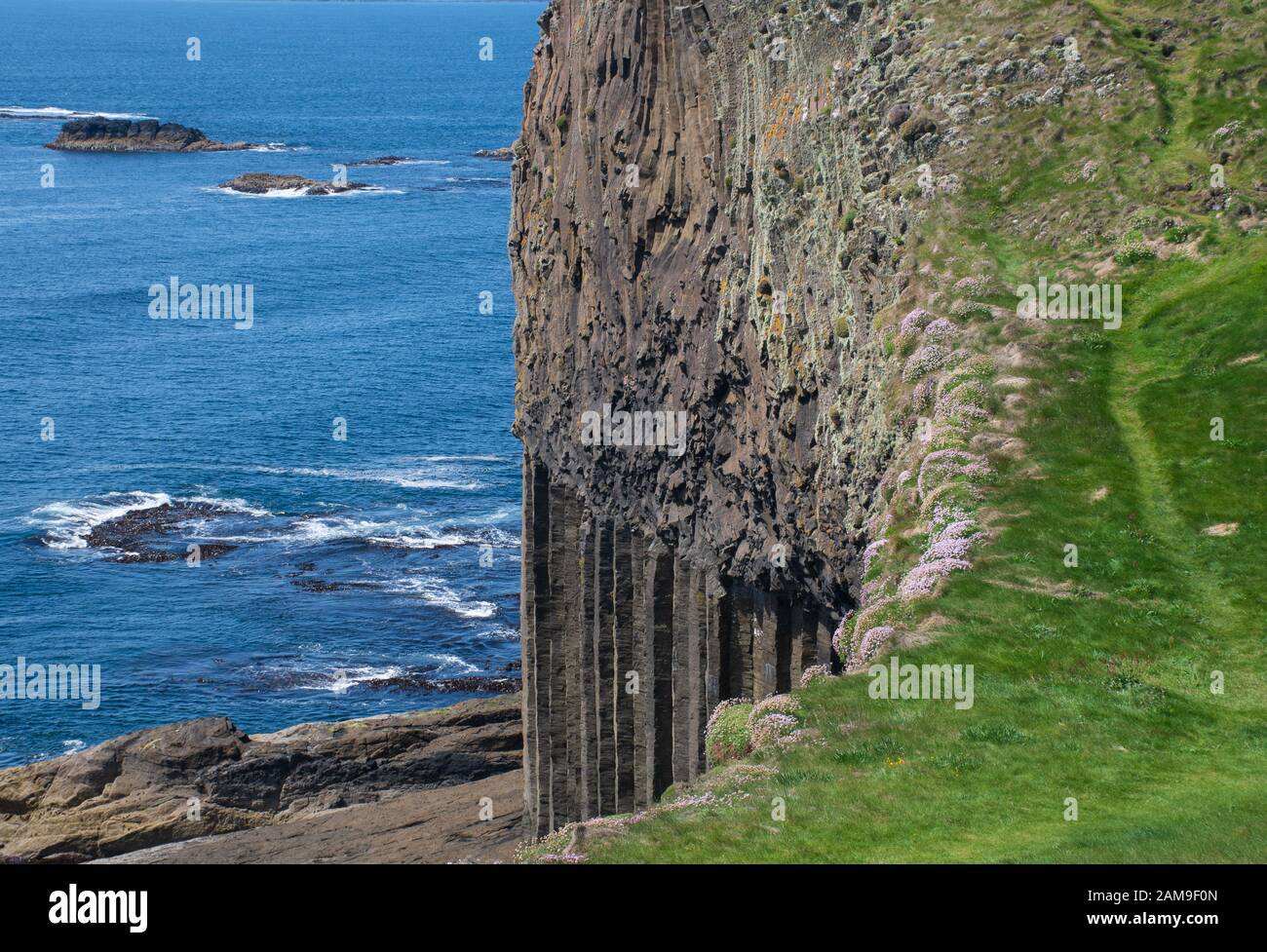 En regardant vers le bas la formation de roches de colonne de basalte Staffa Island Scotland Banque D'Images