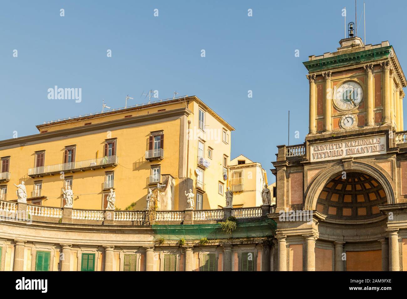 Naples, ITALIE - 3 JANVIER 2020: La lumière éclaire les anciens bâtiments de Naples, Italie Banque D'Images