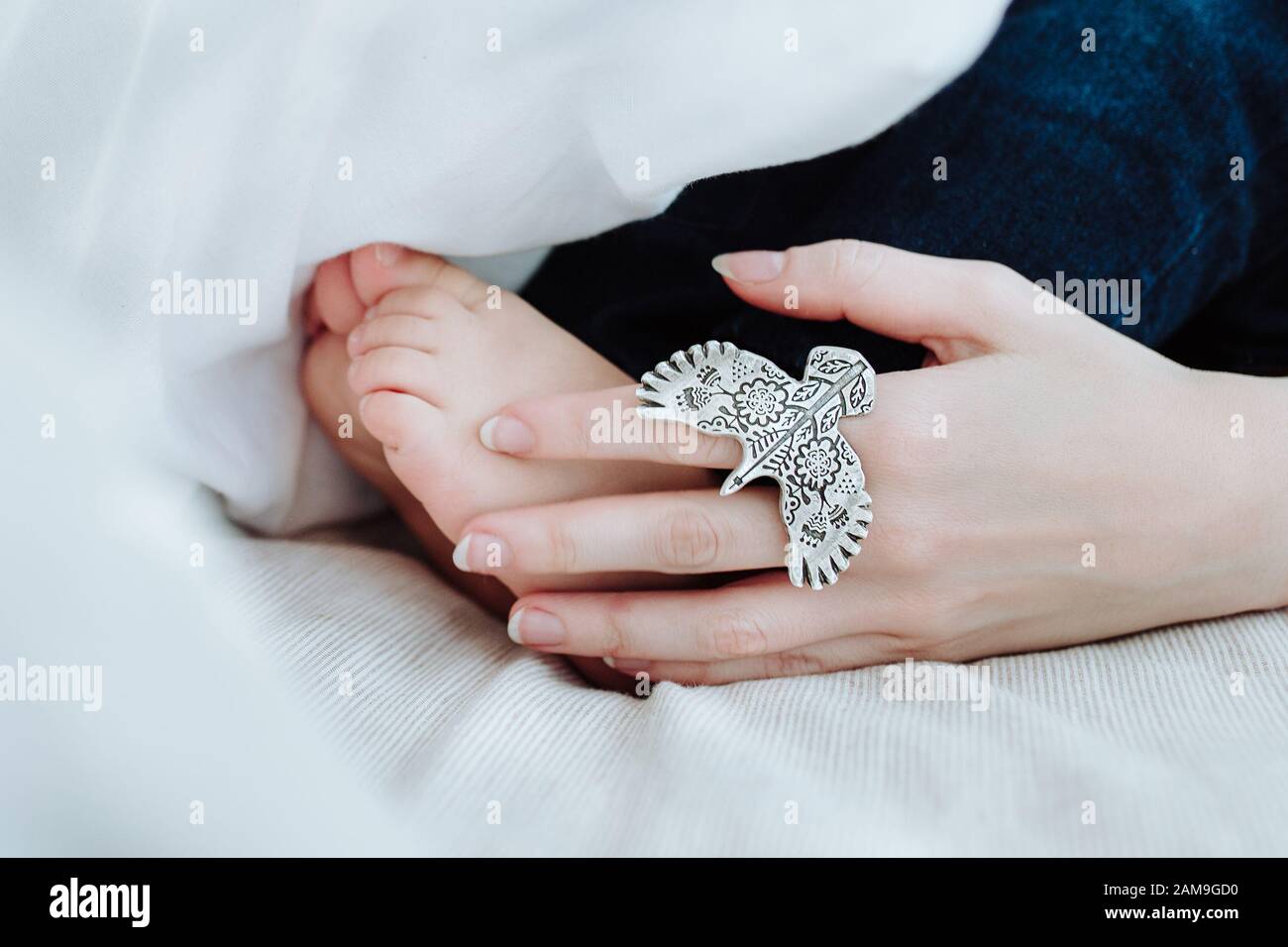 Maman tiille les jambes d'un petit enfant Banque D'Images