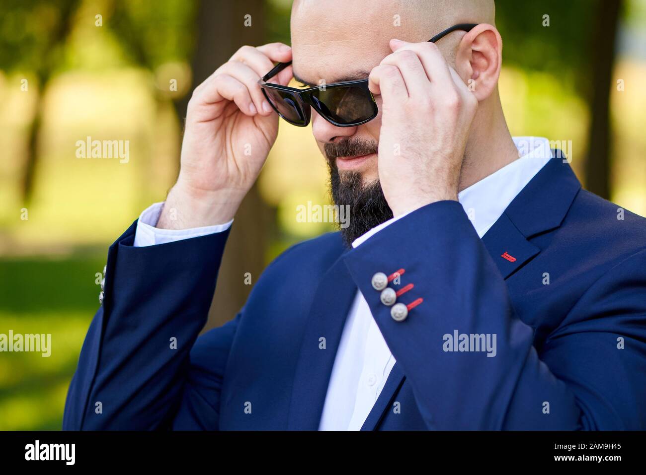 Jeune homme élégant avec lunettes de soleil à l'extérieur Photo Stock -  Alamy