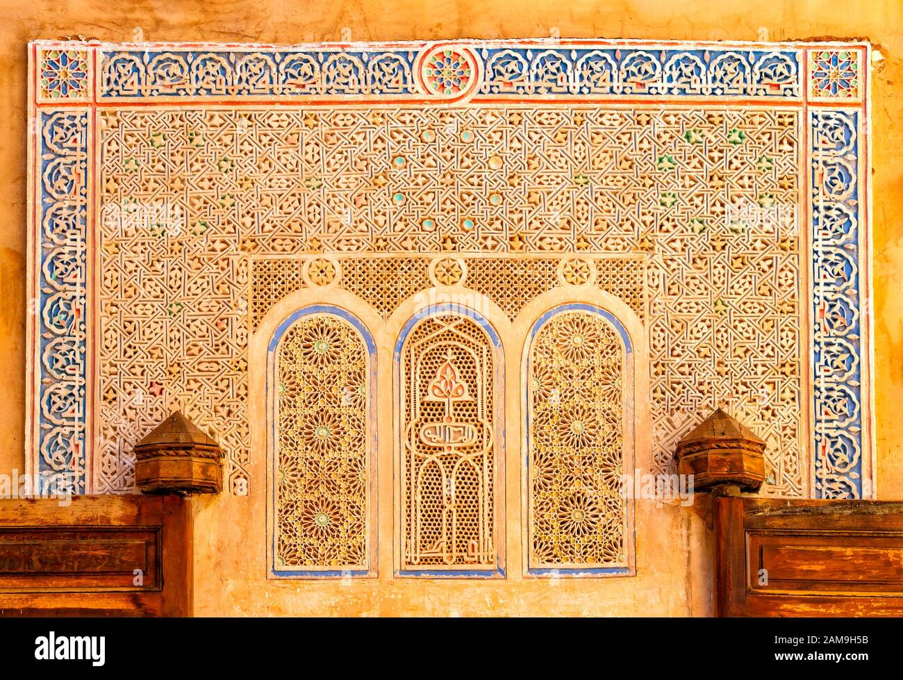 Détail de la mosquée islamique. C'est un vieux bâtiment d'architecture au milieu de la ville marocaine. Il y a des briques rouges. Banque D'Images