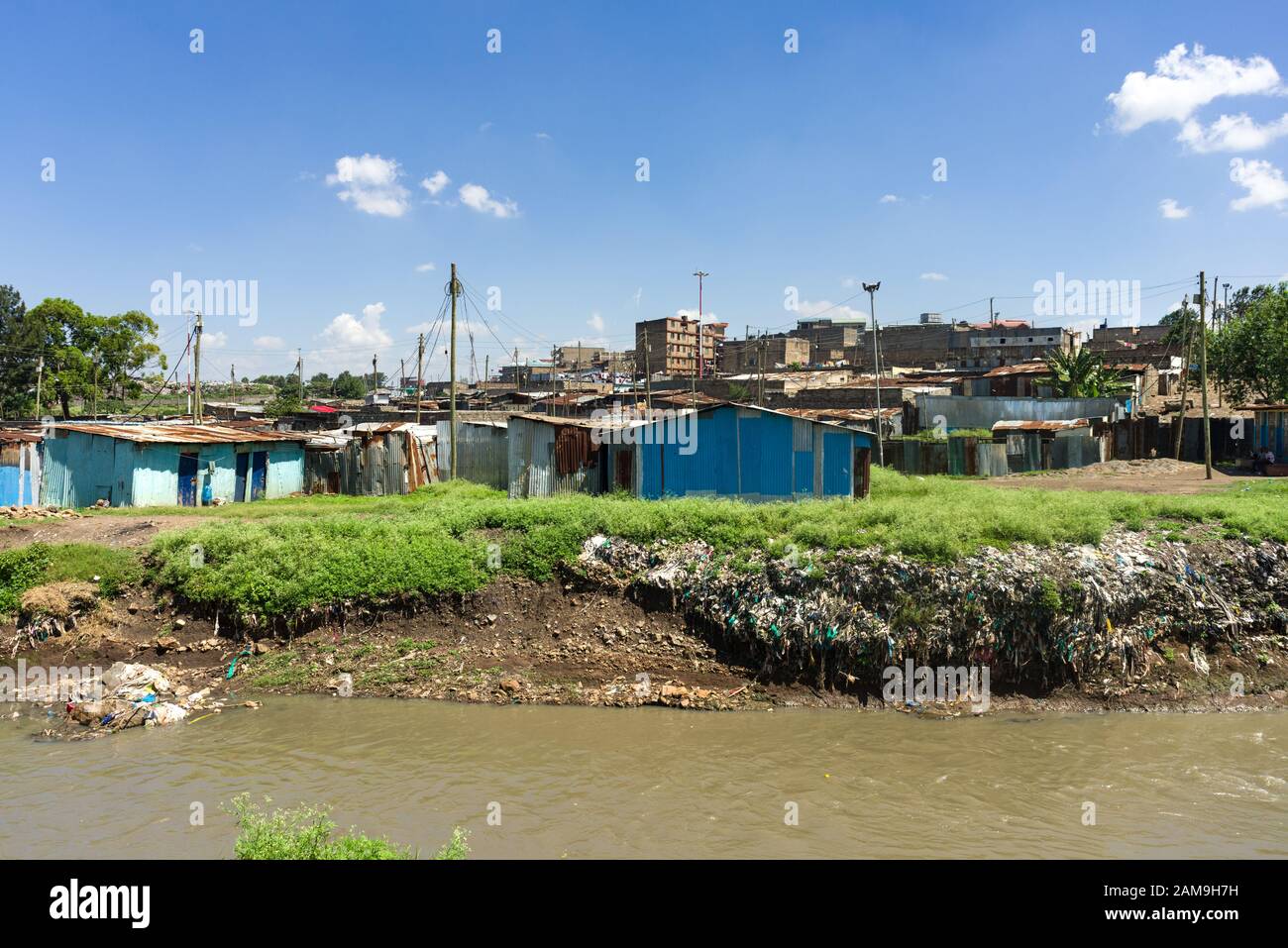 Vue sur la rivière Nairobi et les criques de bidonvilles de Korogocho, Nairobi, Kenya Banque D'Images