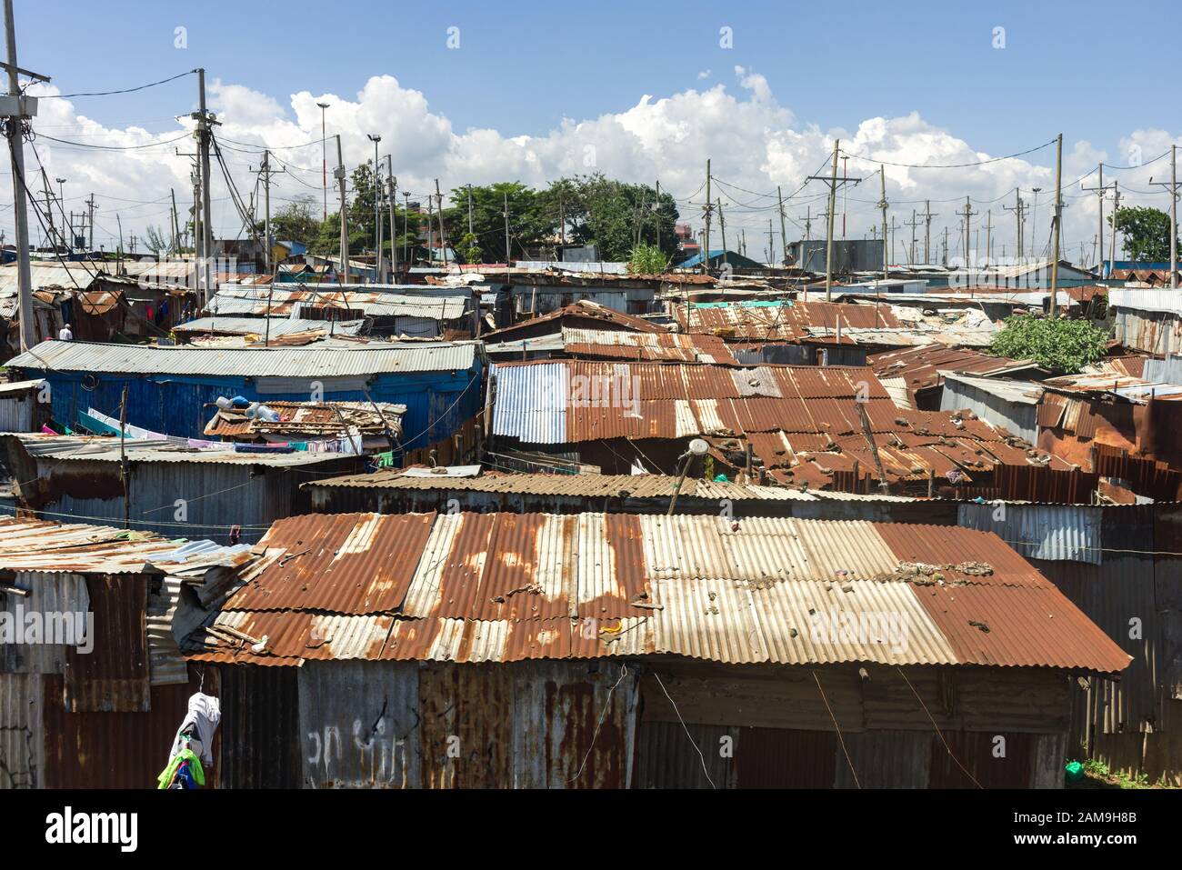 Vue sur les bâtiments en métal de la biche de Korogocho, Nairobi, Kenya Banque D'Images