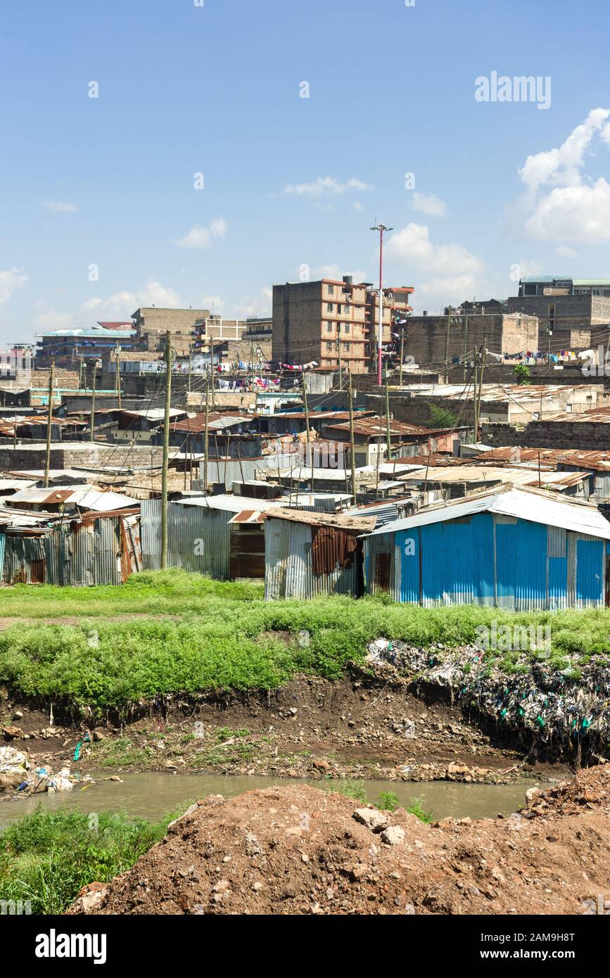 Vue sur la rivière Nairobi, les criques de Korogocho et d'autres bâtiments, Nairobi, Kenya Banque D'Images