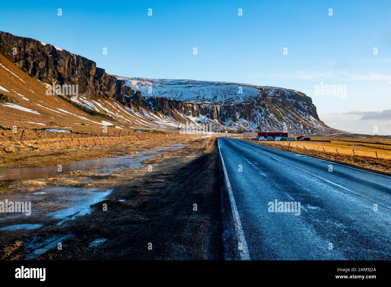 Route islandais vide pittoresque dans le sud de l'Islande Banque D'Images