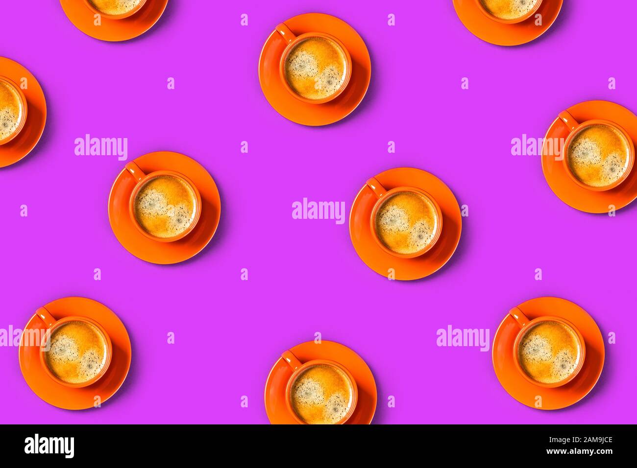 Motif avec fond violet et tasses orange de café savoureux. Couche plate, vue supérieure, espace de copie. Banque D'Images