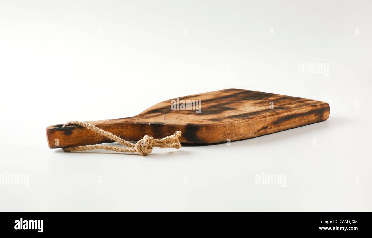 Planche à découper et à servir en bois rustique fait à la main Banque D'Images Planche à découper et à servir en bois rustique fait à la main Banque D'Images