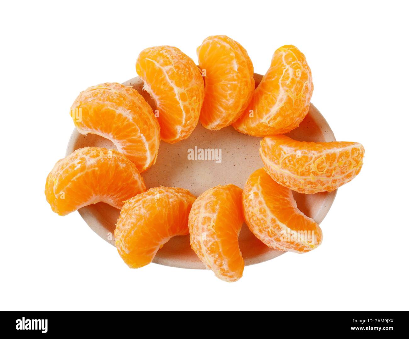 Assiette de tranches de mandarine fraîche sur fond blanc Banque D'Images
