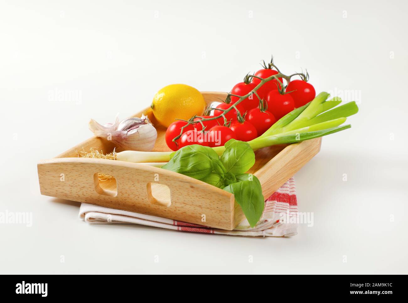 Légumes frais et citron sur plateau de service en bois Banque D'Images Légumes frais et citron sur plateau de service en bois Banque D'Images