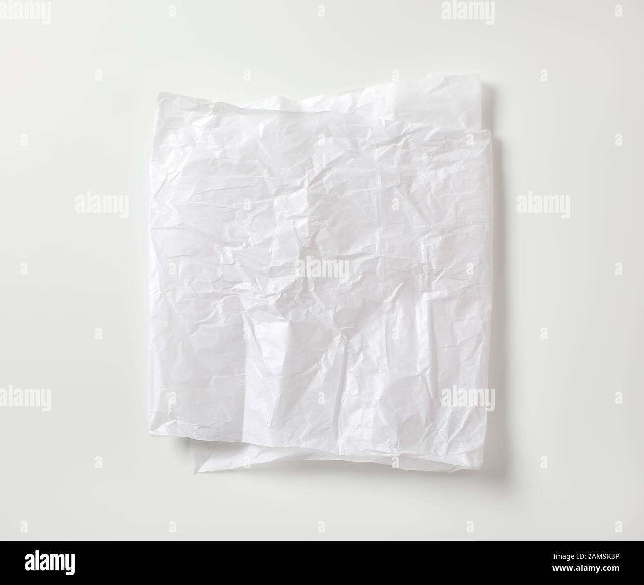 Feuille de papier de boucher à revêtement de cire blanc froissée Banque D'Images Feuille de papier de boucher à revêtement de cire blanc froissée Banque D'Images