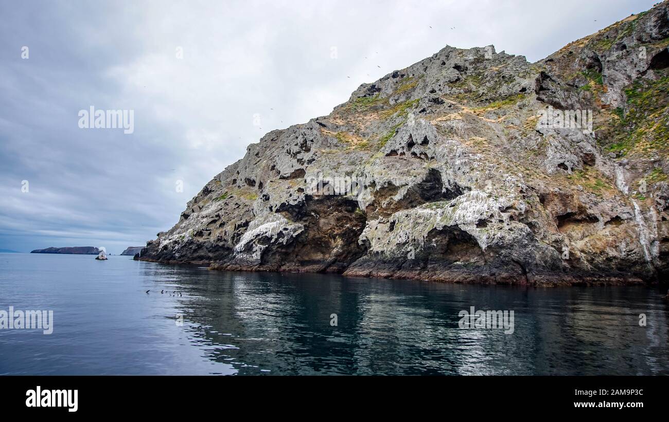 Belles falaises massives de l'île Anacapa dans le parc national des îles Anglo-Normandes, Californie, États-Unis Banque D'Images