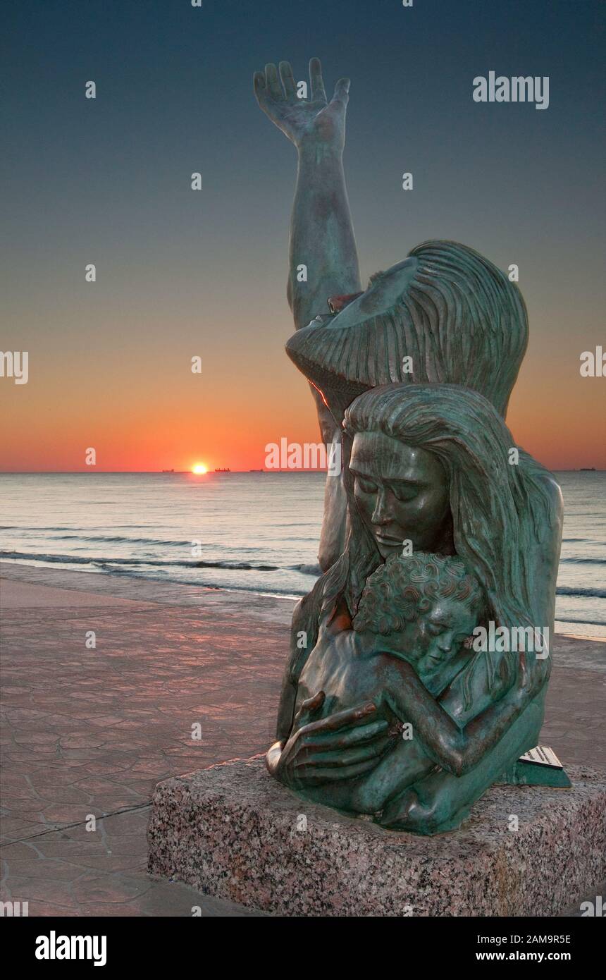 1900 Storm Memorial à Seawall Blvd, lever du soleil sur la mer, Galveston, Texas, États-Unis Banque D'Images