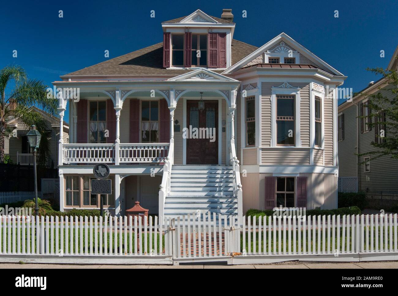 Frederich-Erhard House, chalet surélevé de style Queen Anne, construit en 1894, ball Avenue dans le quartier historique East End, Galveston, Texas, États-Unis Banque D'Images