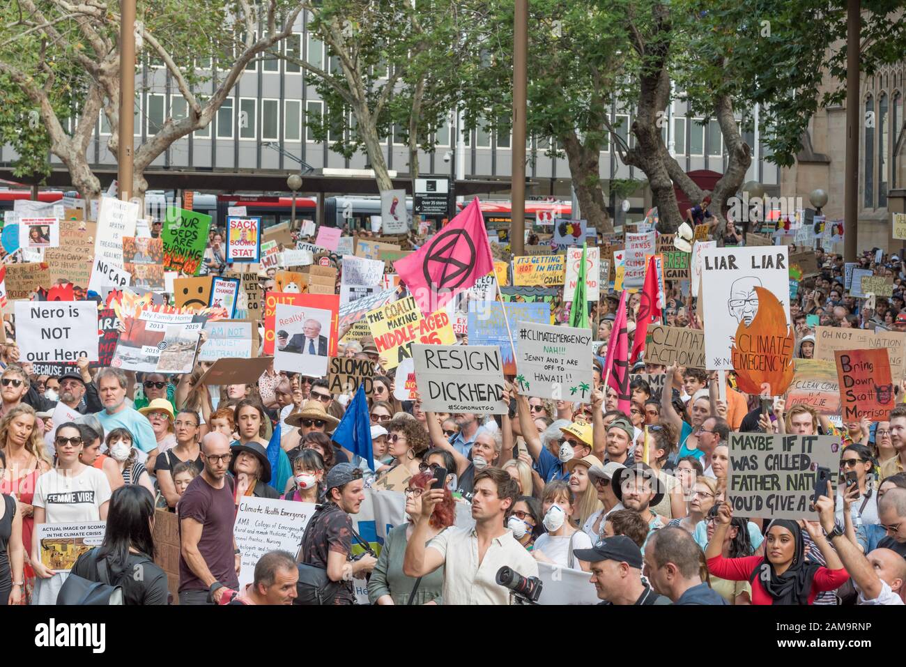 Sydney, Australie 10 janvier 2020 : une foule estimée à plus de trente mille personnes s'est rassemblée à l'hôtel de ville de Sydney, puis a marché à travers la ville un vendredi soir chaud. Ils étaient là pour soutenir et remercier les bénévoles et les équipages de pompiers et d'urgence qui s'occupent des incendies massifs en Australie et pour protester contre l'inaction de leurs gouvernements face au changement climatique. Le premier ministre Scott Morrison (ScoMo) est venu pour une mention particulière et a été présenté sur de nombreuses affiches de protestation dérogatoire. Crédit : Stephen Dwyer/Alay News Banque D'Images