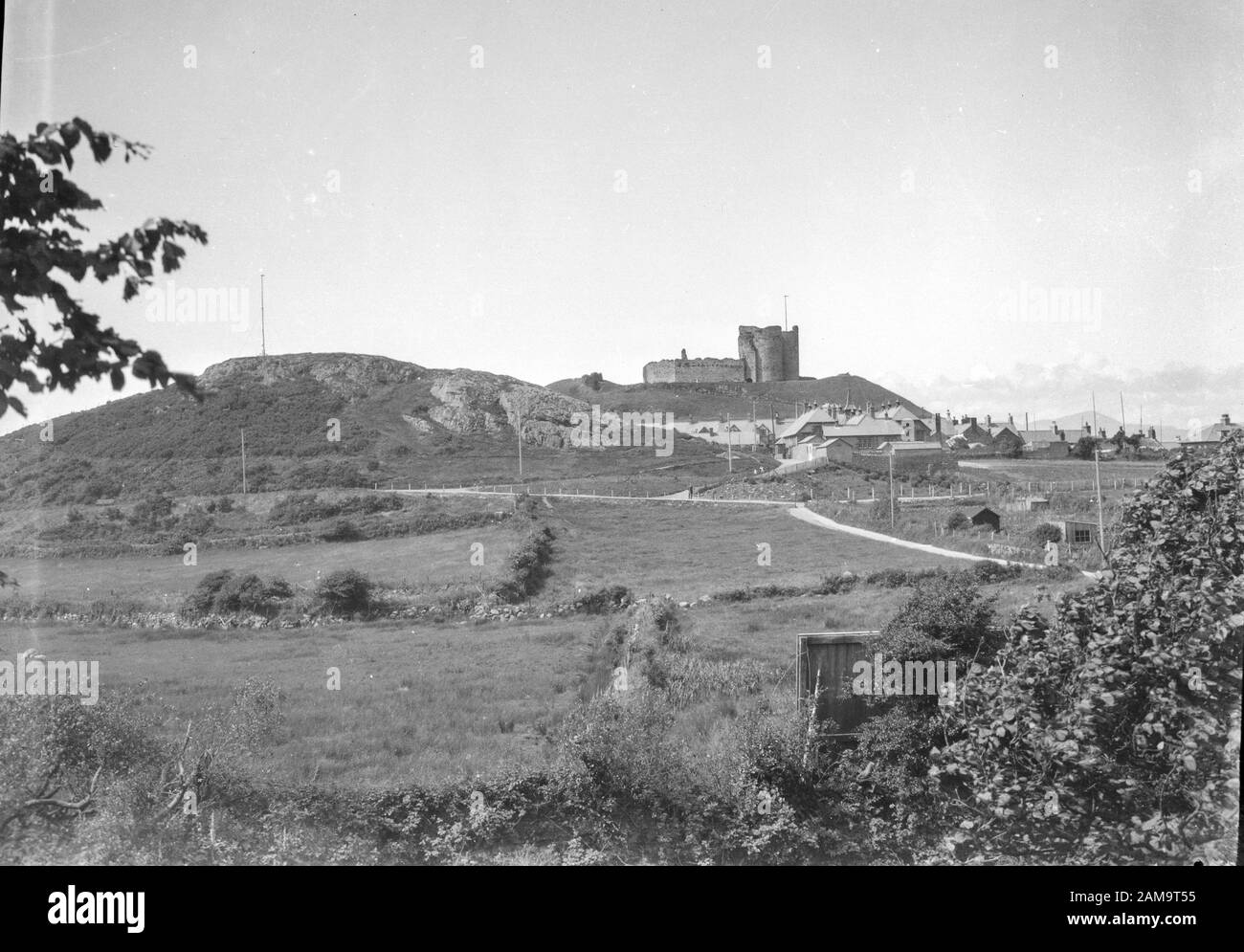 Archive image vers 1920 du Château de Criccieth/ Castell Cricieth, Pays de Galles. Du négatif original. Banque D'Images