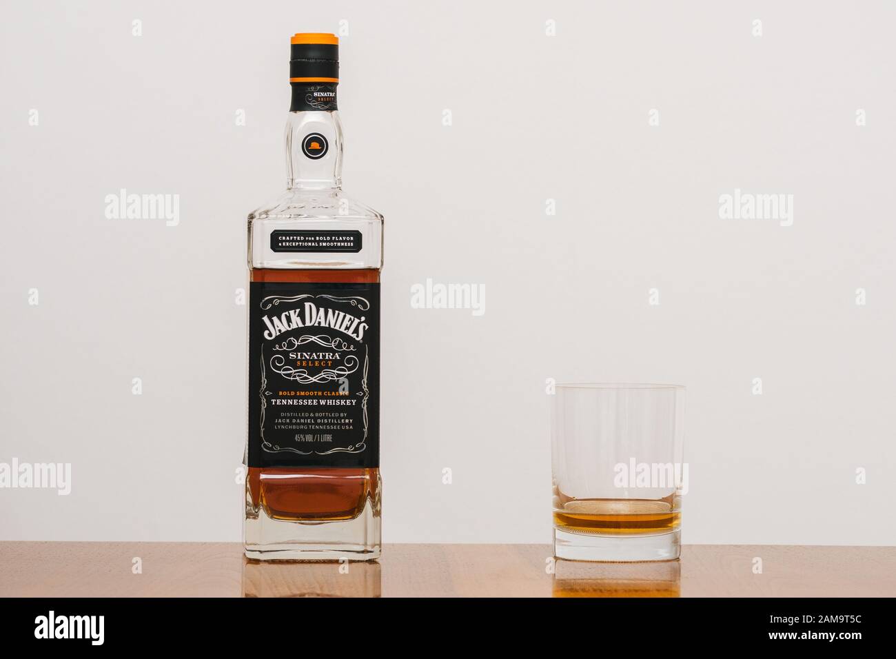Lynchburg, Tennessee, États-Unis - 11 janvier 2020: Jack Daniels Sinatra Tennessee Select Whiskey in a Bottle and a Tumbler Glass on an Elegant Wood Table. A Banque D'Images