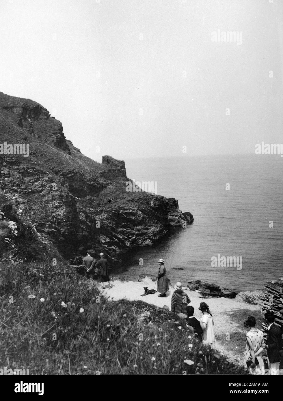 Image d'archive vers 1920 des visiteurs de Tintagel, Cornwall numérisé à partir du négatif original. Banque D'Images