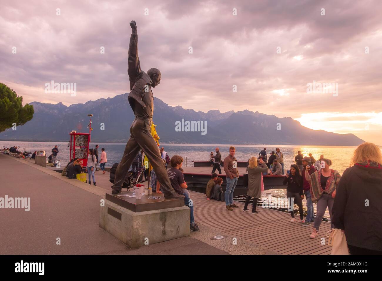 Montreux, Suisse - 12 octobre 2019 : vue sur la statue de Freddy Mercury et les touristes Banque D'Images