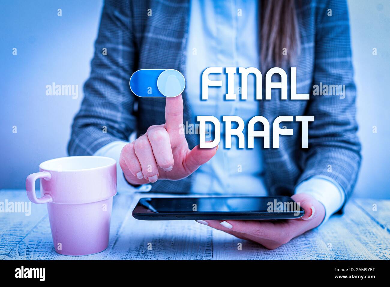 Signe texte montrant Projet final. Texte photo Entreprise version finale de quelque chose après beaucoup de réécriture et d'édition Business woman sitting with mobile Banque D'Images