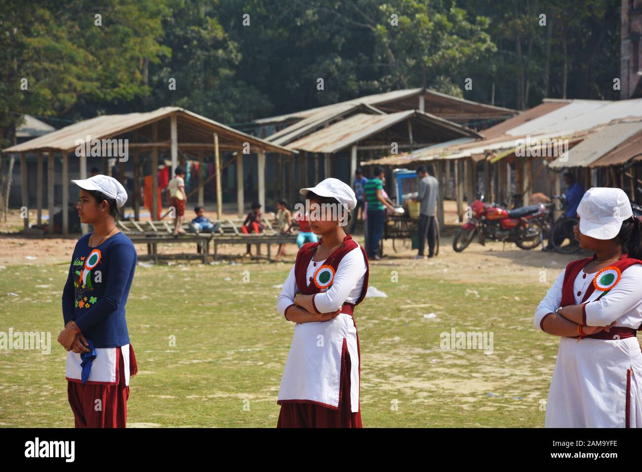 Chanda Bazar, Bongaon, Bengale occidental, Inde, 1 février, 2019 : trois filles de l'école en uniforme et casquette blanche et le bénévolat par lots Banque D'Images