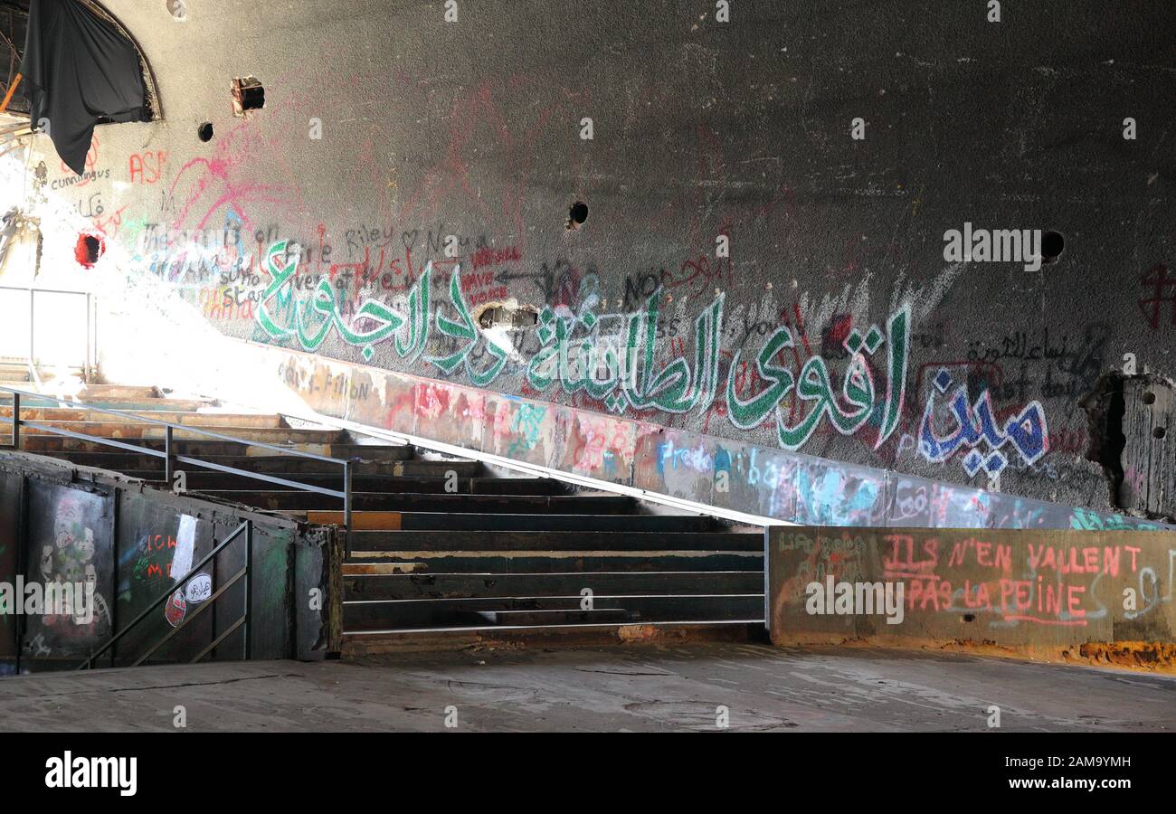 Editorial Beyrouth, Liban- 12.24.2019 : manifestation de graffitis dans la construction d'oeufs emblématique construit à l'origine comme un cinéma et détruit pendant la guerre civile. Banque D'Images