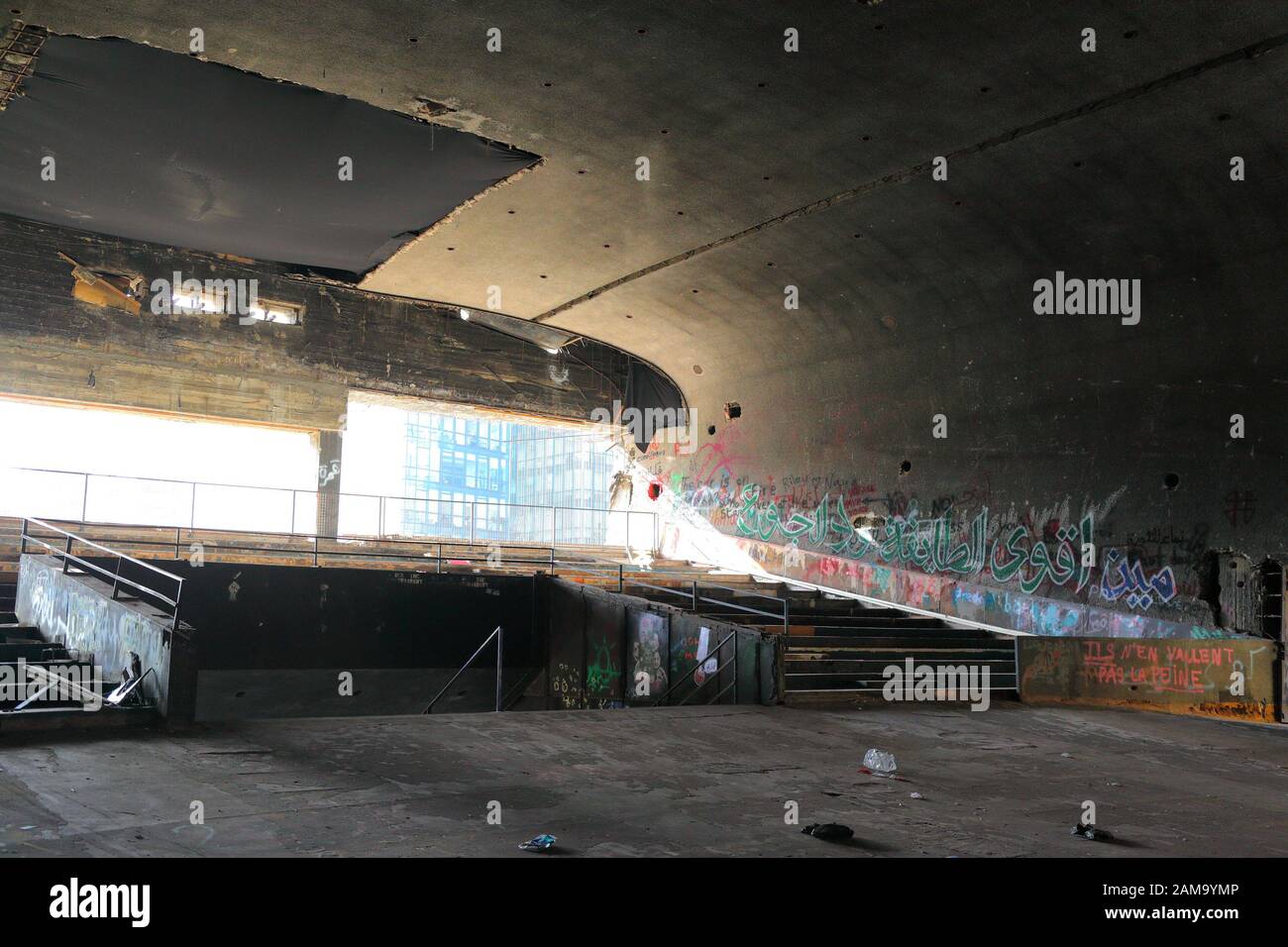 Editorial Beyrouth, Liban- 12.24.2019 : Reste de l'emblématique bâtiment des oeufs à l'origine construit comme un cinéma et détruit pendant la guerre civile. Banque D'Images
