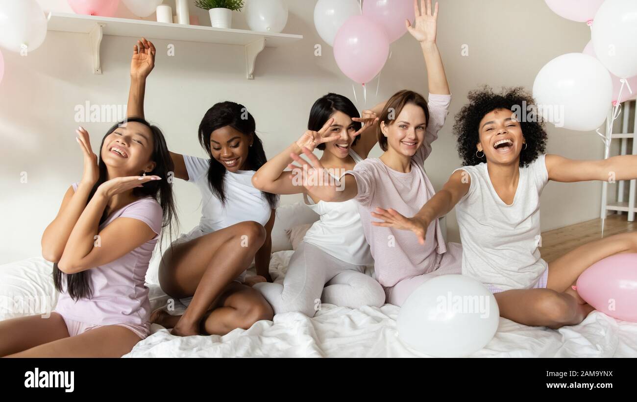 Portrait des femmes souriantes amis s'amuser sur la fête de Bachelorette Banque D'Images