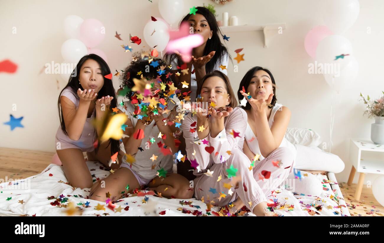 Joyeux diverses filles s'amuser sur la douche de mariée à la maison Banque D'Images