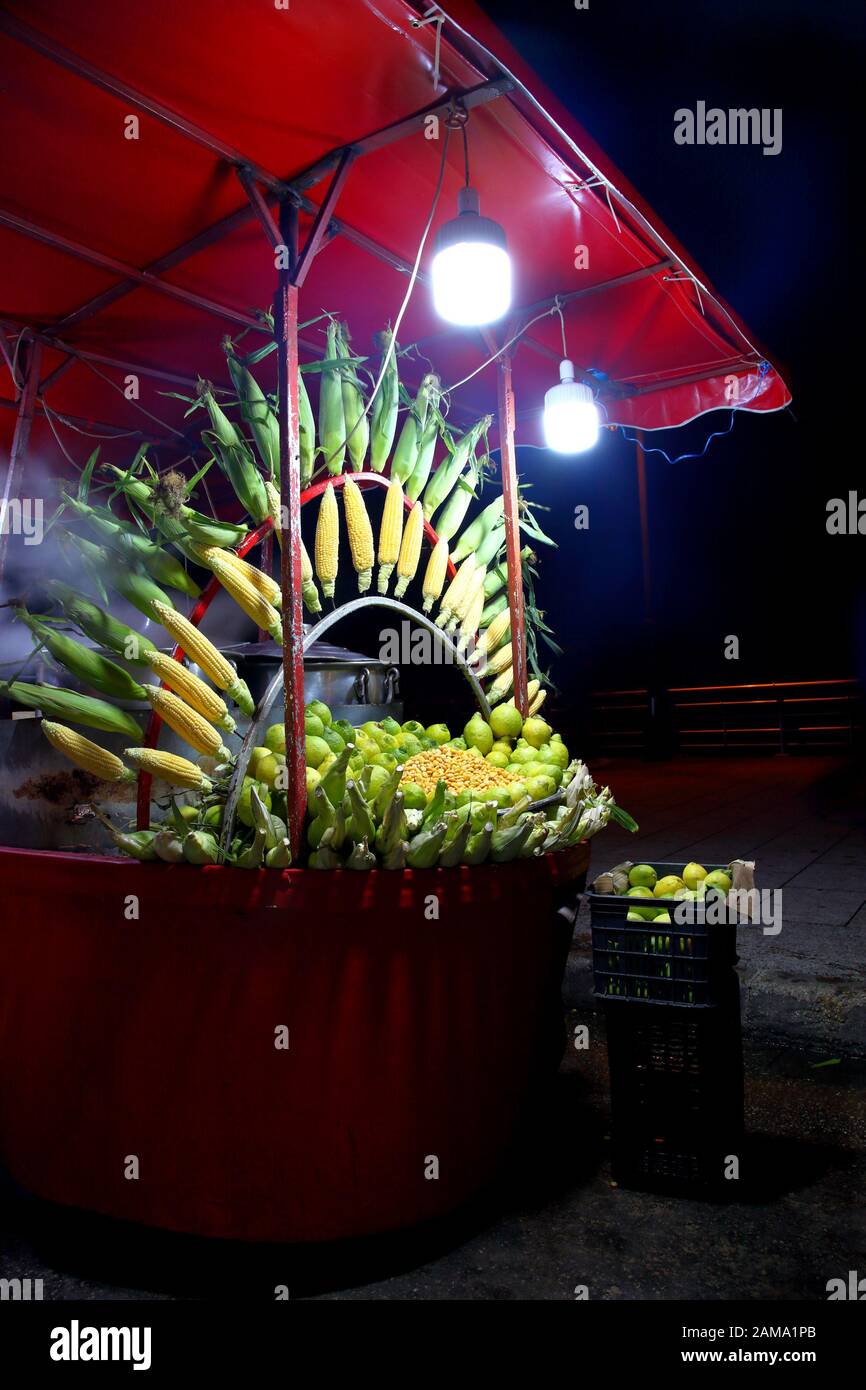 De vendeurs d'aliments de rue libanais grillés vente et bouillie de maïs, haricots, lupin salé et ful (fèves) sur la Corniche de Beyrouth. Banque D'Images