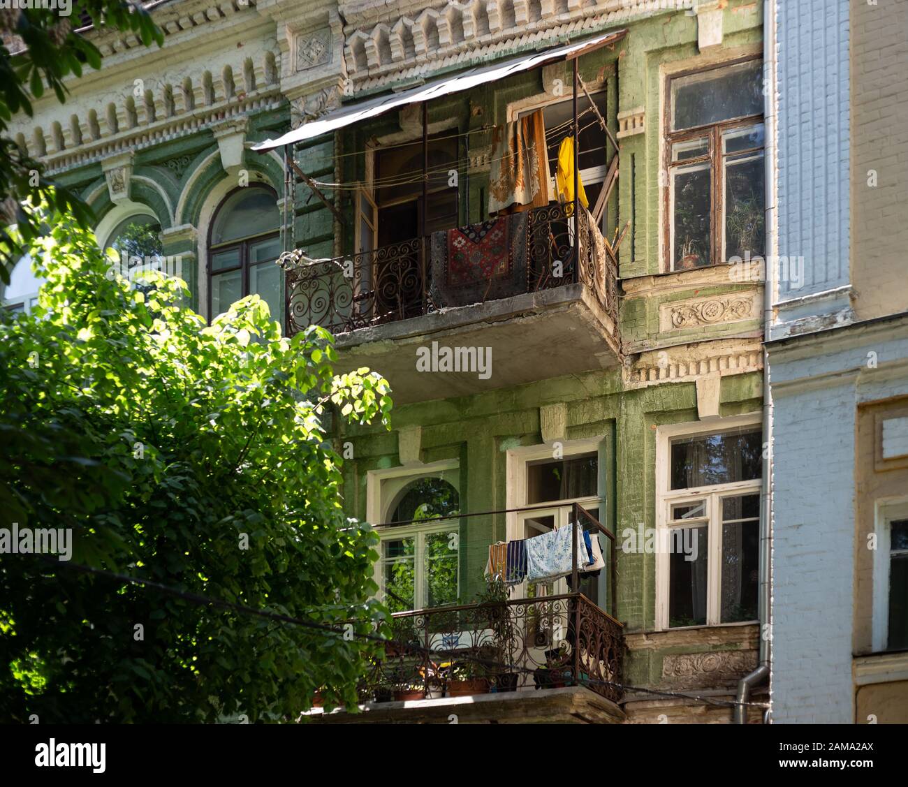 Kiev, Ukraine, 18 mai 2019. Balcons d'un vieux bâtiment dans le centre historique de la ville Banque D'Images