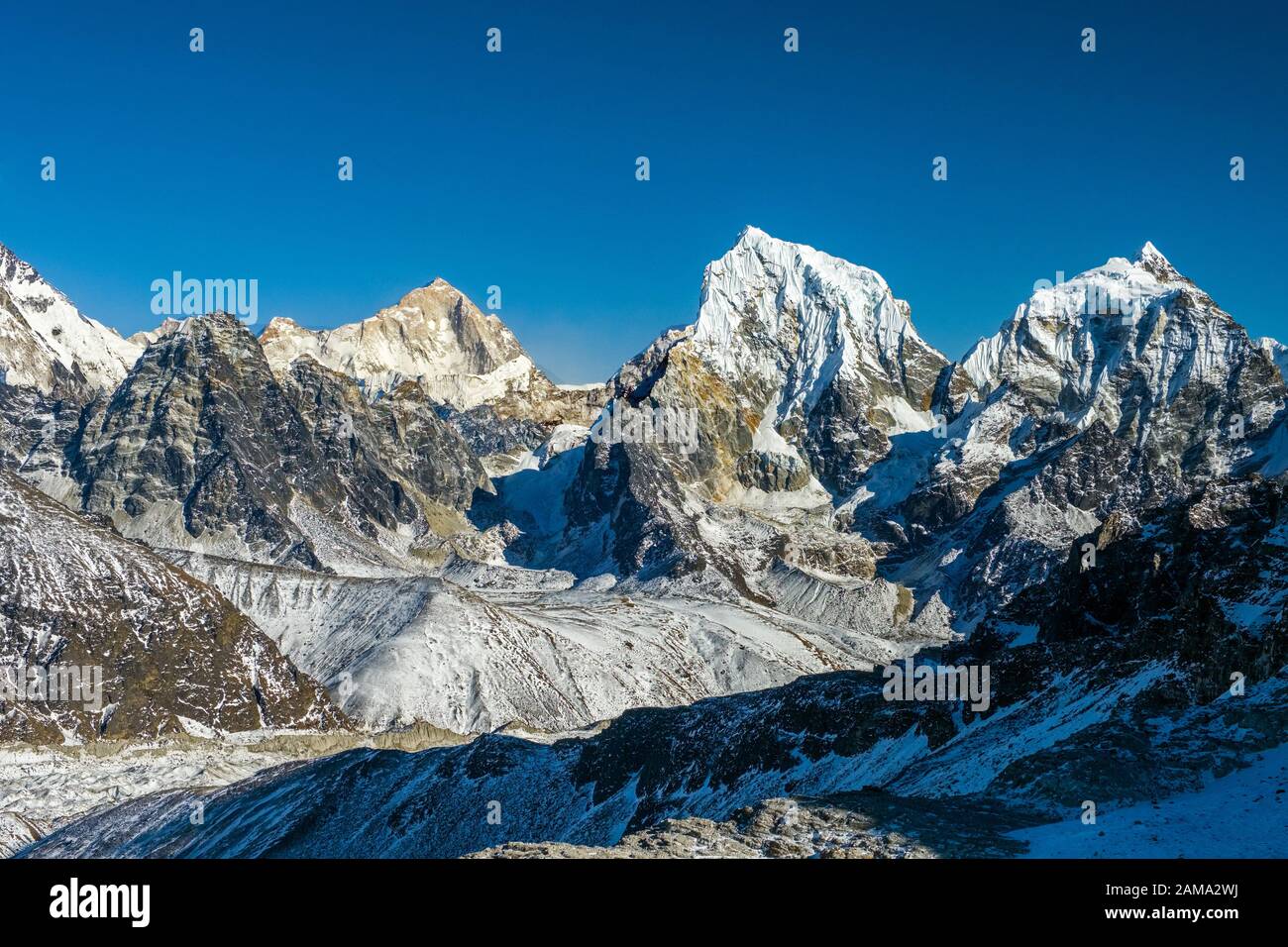 Vue sur les montagnes de l'himalaya y compris le Cholatse du Renjo La, sur la passe de trois dans le Trek Népal Himalaya Banque D'Images