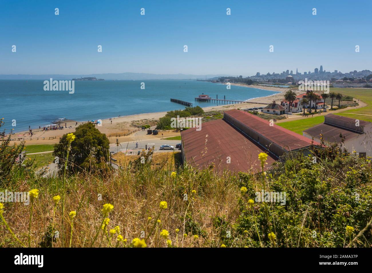 Vue sur la zone de pique-nique de West Bluff et la ville en toile de fond, San Francisco, Californie, États-Unis, Amérique du Nord Banque D'Images