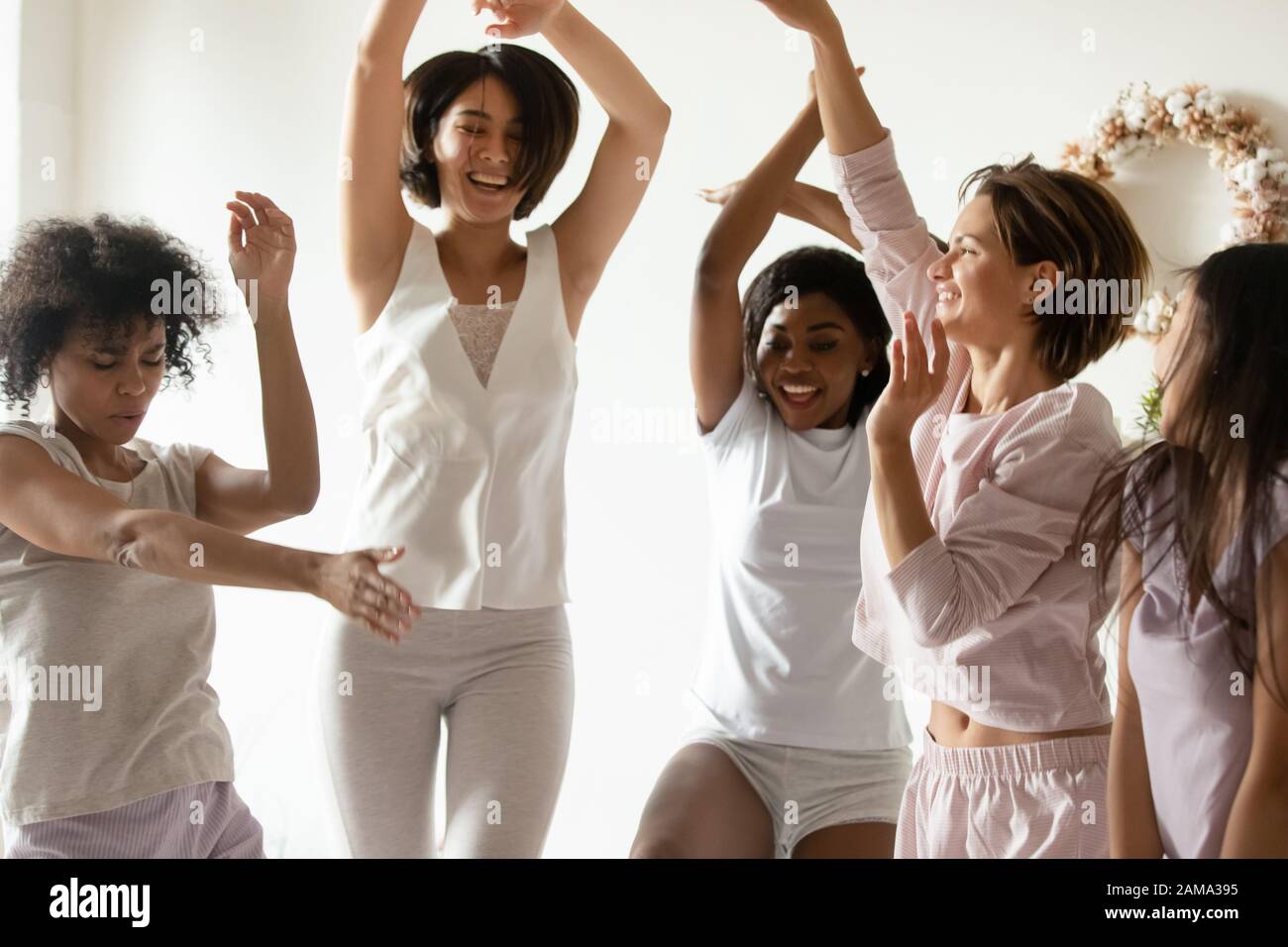 Sourire diverses filles danse ont plaisir à célébrer la fête de Bachelorette Banque D'Images