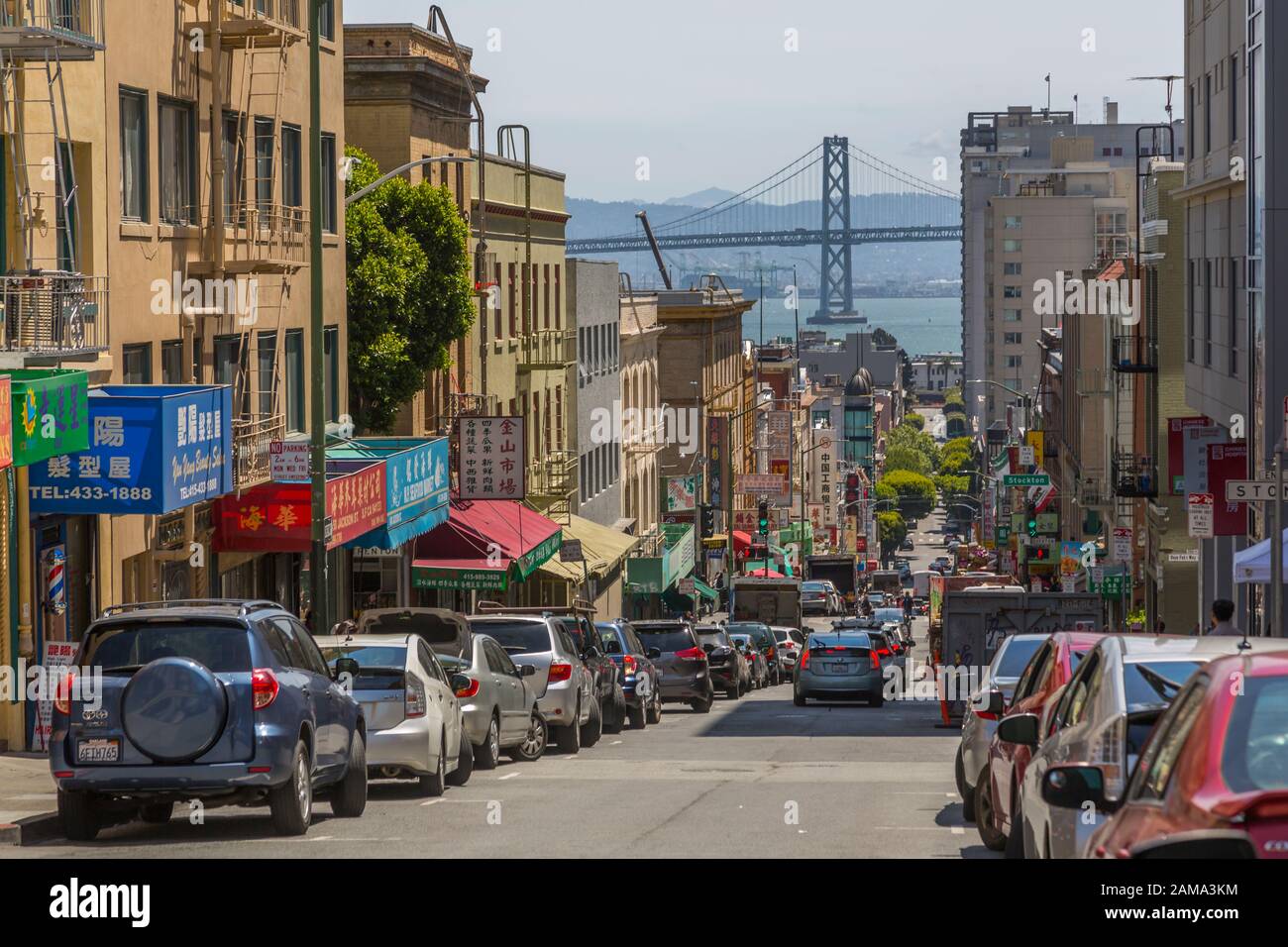 Vue Sur Oakland Bay Bridge Et Chinatown Depuis Broadway Street, San Francisco, Californie, États-Unis D'Amérique, Amérique Du Nord Banque D'Images