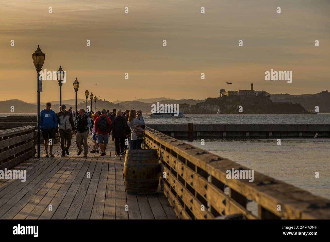 Vue sur Alcatraz et la jetée de Fishermans Wharf près du coucher du soleil, San Francisco, Californie, États-Unis d'Amérique, Amérique du Nord Banque D'Images